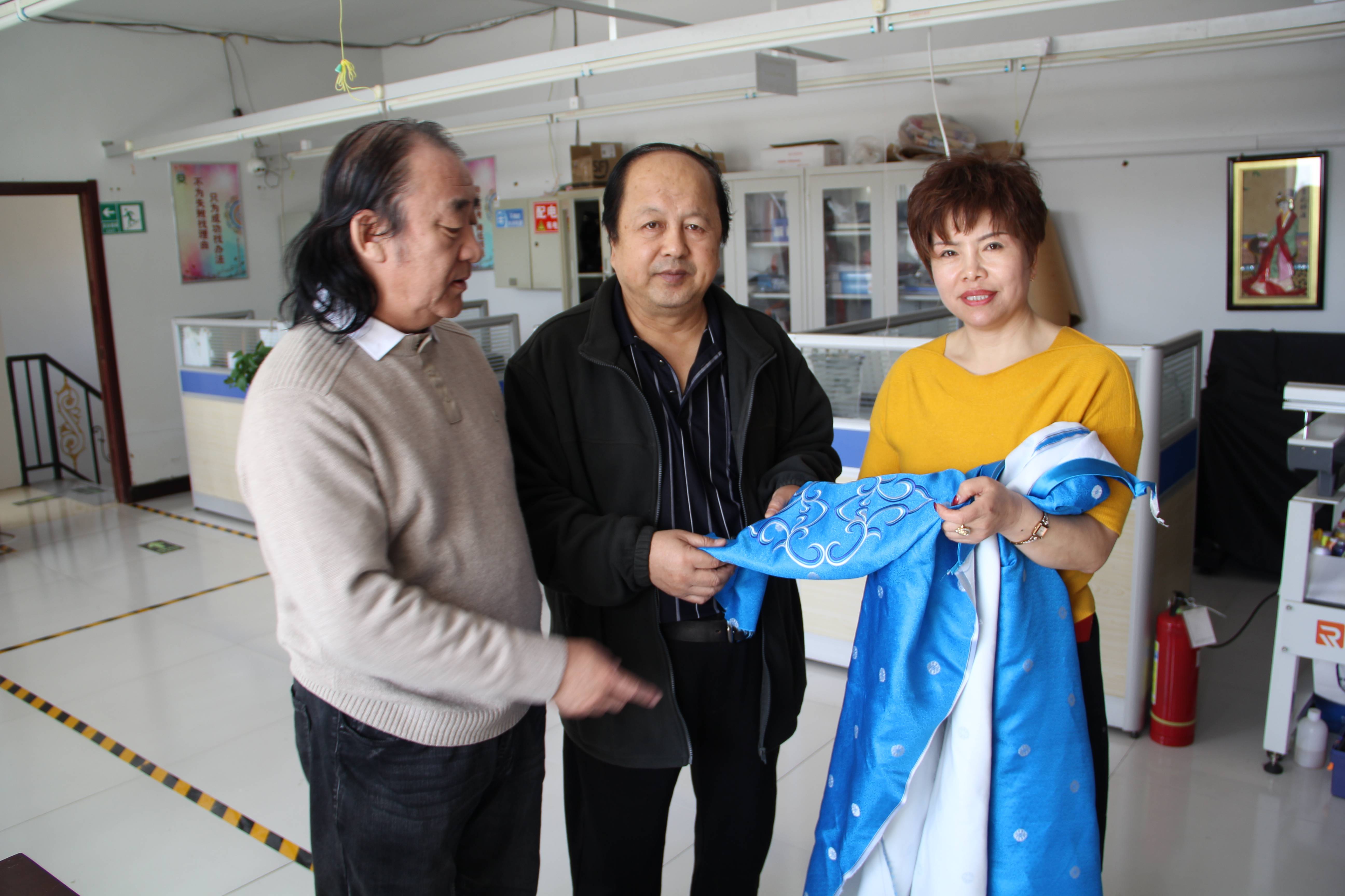 ?內(nèi)蒙古舞臺美術(shù)學(xué)會領(lǐng)導(dǎo)蒞臨內(nèi)蒙古德利源民族服飾有限公司進行參觀和指導(dǎo)工作