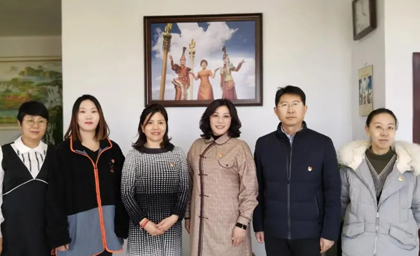 以黨代會精神為引領(lǐng) 推動企業(yè)高質(zhì)量發(fā)展——呼和浩特市女企業(yè)家商會深入內(nèi)蒙古德利源民族服飾有限公司學習貫徹自治區(qū)第十一次黨代會精神