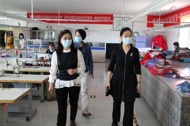 呼市總工會黨組成員、副主席云娜帶領(lǐng)調(diào)研組深入“德利源”公司開展調(diào)研