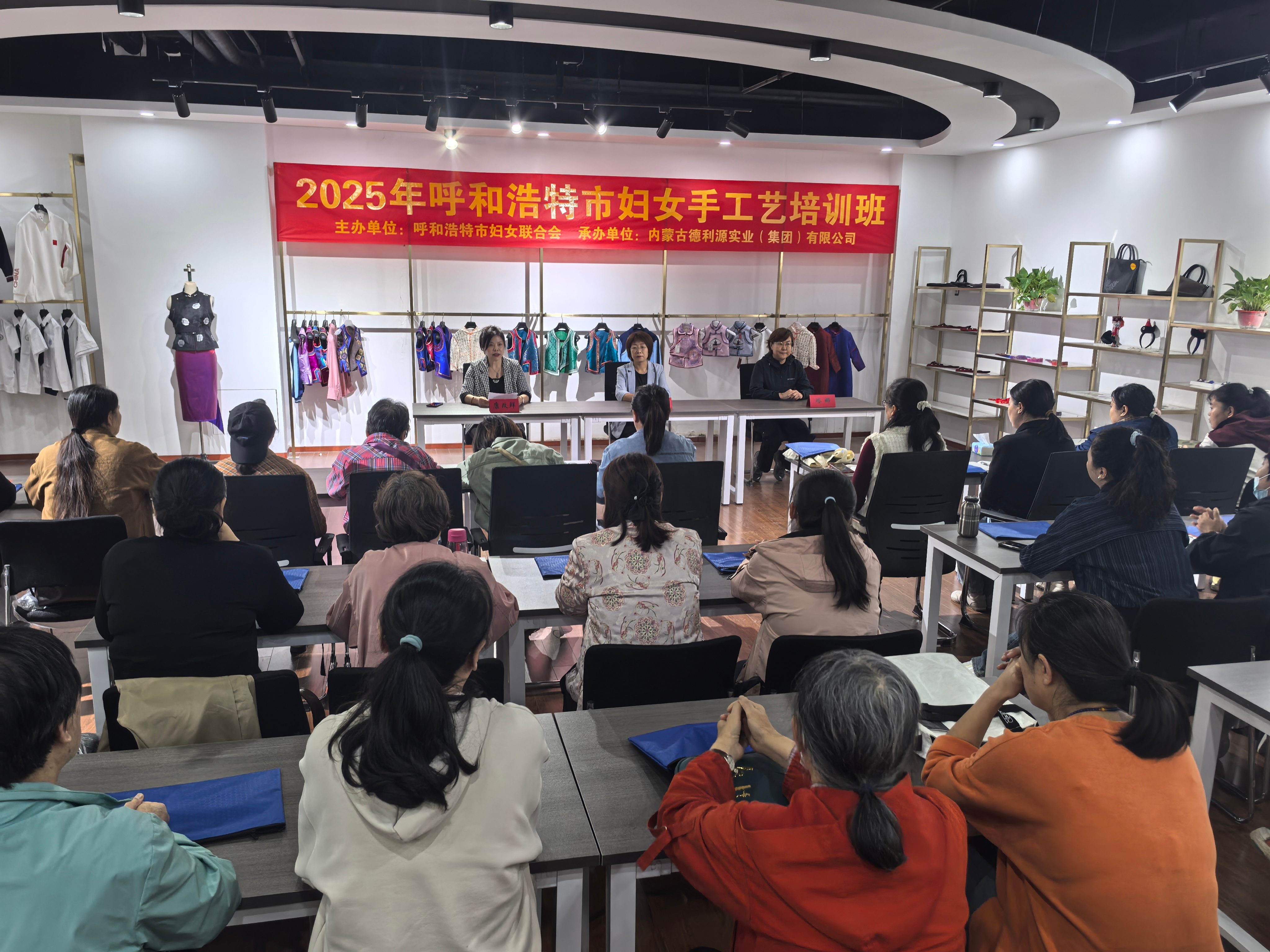 家門(mén)口學(xué)技能，靈活就業(yè)有門(mén)路！2025年呼和浩特市婦聯(lián)婦女手工藝培訓(xùn)圓滿(mǎn)完成